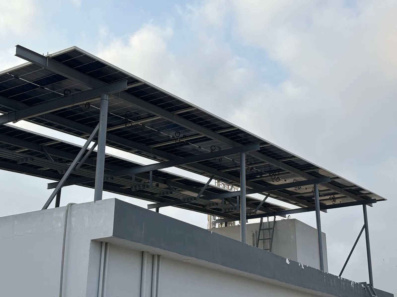 Elevated solar array lifted above a high parapet by APC Solar in Karachi